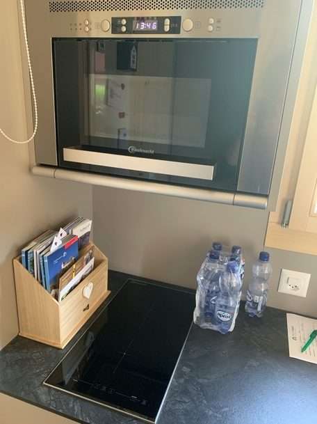 Ein Bild, das drinnen, Kühlschrank, Mikrowelle, Fenster enthält. Automatisch generierte Beschreibung